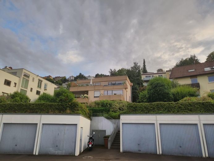 3-Zimmer Maisonette Wohnung in Stuttgart Süd mit grosser Terrasse, Aussicht und Garage – Haus aussen