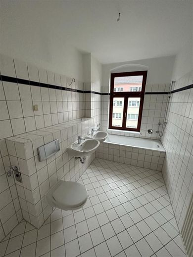 Großzügige 3-Zimmer mit Einbauküche, Balkon, Wannenbad und Laminat in zentraler Lage! SP mgl. – PHOTO-2023-10-20-10-08-26_2