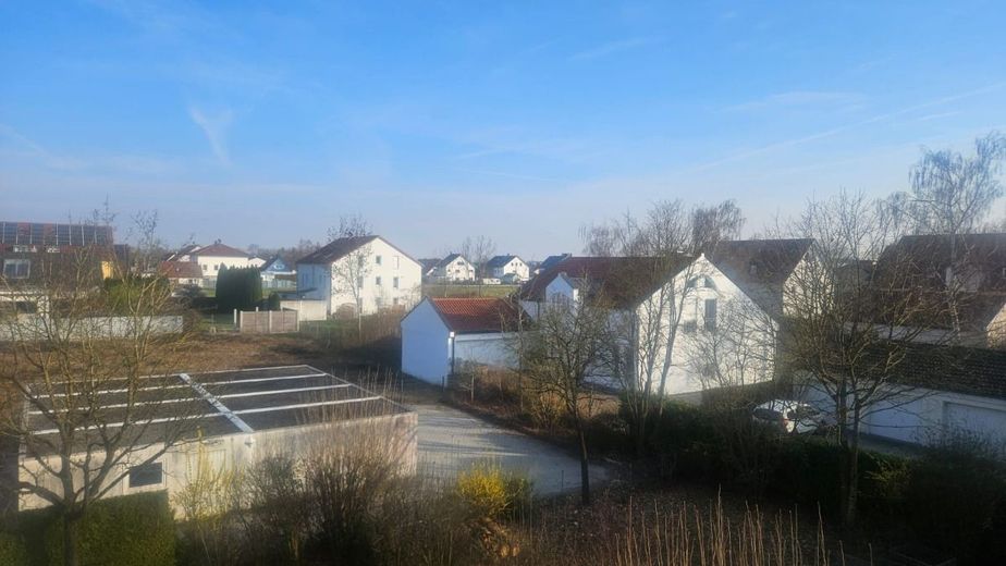 Helle 2-Zimmer-Dachgeschosswohnung mit Galerie und Balkon in ruhiger Lage in Hallbergmoos – Blick vom Balkon Richtung der Stellplätze