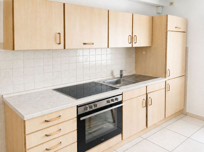 Urlaub beginnt hier - helle Ferien-Wohnung mit 
Balkon &amp; Sauna an der Nordsee in Dorum-Neufeld – Küchenzeile mit funktionaler Ausstattung