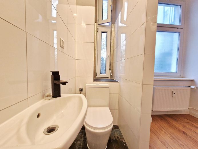 KREUZKÖLLNER KIEZ! Eleganti - 2 appartamenti d’epoca collegati | completamente ristrutturati | 3 ingressi | senza provvigione – Gäste-WC mit Walk-in-Dusche