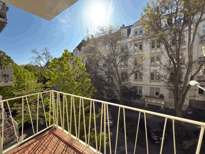Şairler Mahallesi’nde ilk oturum: Komple yenileme sonrası şık 2 odalı daire – Balkon Wohnzimmer