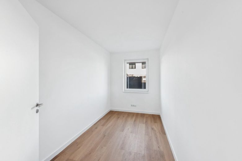 Stillvolle 4-Zimmer EG Neubauwohnung KFW 40 (Wärmep.+PV) mit Terrasse, Garten, Parkplatz – Kind2/Büro