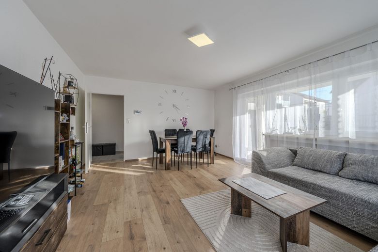 Sanierte 3-Zimmer-Wohnung mit großem Balkon & Einbauküche in Oberstenfeld – Wohnen