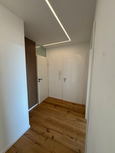 Appartement lumineux de 3 pièces – entièrement rénové & avec balcon – Flur