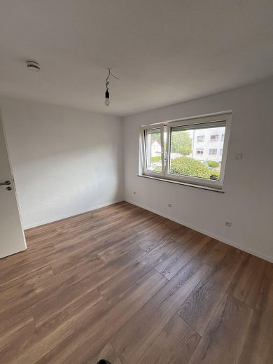 Odnowione 3-pokojowe mieszkanie z balkonem i zabudowaną kuchnią w Hechingen – Zdjęcie 2