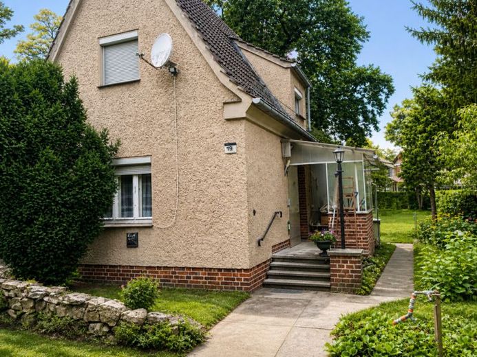 Naturidylle mit Entwicklungspotenzial – kleines Einfamilienhaus auf ca. 673 m² nahe dem See – Foto 1