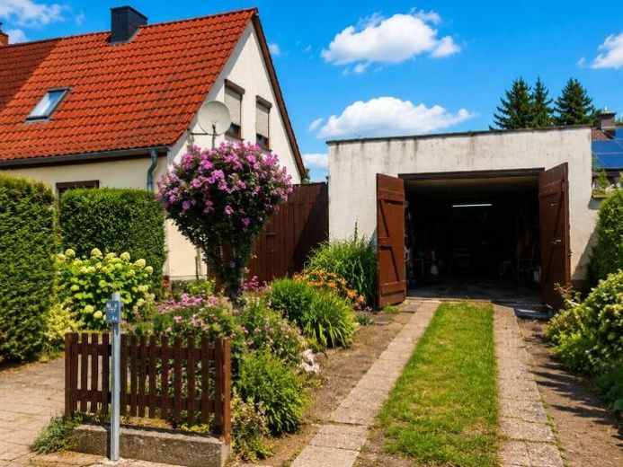 Naturnah wohnen in ruhiger Lage – charmante Doppelhaushälfte mit großem Garten und viel Potenzial – फोटो 1