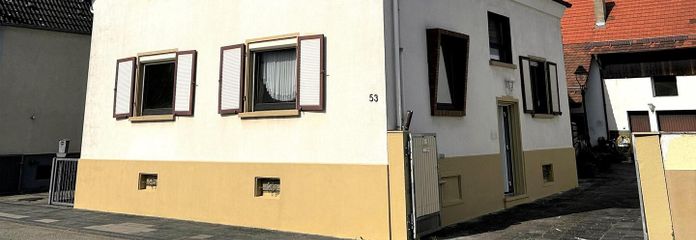 Haus vorne, mit Hof-Einfahrt 