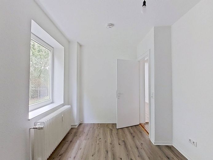 JETZT EINZIEHEN UND 1 KALTMIETE SPAREN: Helle 3-Zimmer-Wohnung mit BALKON und WANNENBAD – Ansicht II: Schlafzimmer II