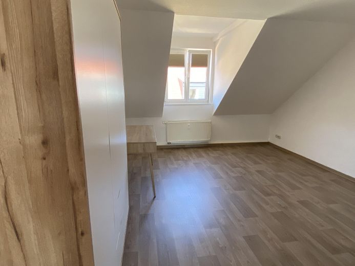 Helle 2-Raum-Dachgeschosswohnung mit Einbauküche im Herzen von Altenburg – Wohnbereich