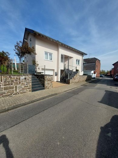 Casa unifamiliare con veranda invernale ;terrazza; giardino e garage.  !!(prezzo trattabile) – Foto 1