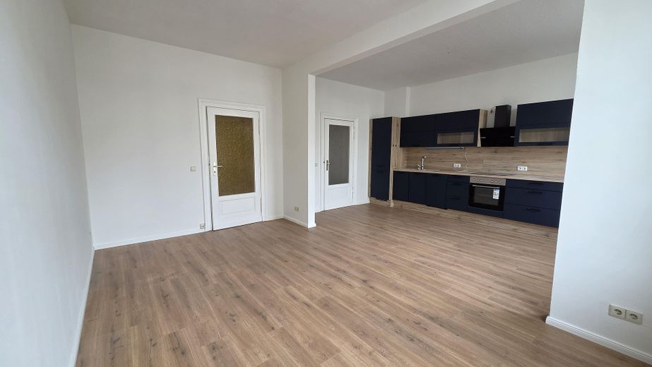 Amplio apartamento de 2 habitaciones, cocina equipada, amplio baño con ducha y bañera, muy luminoso – Wohnzimmer