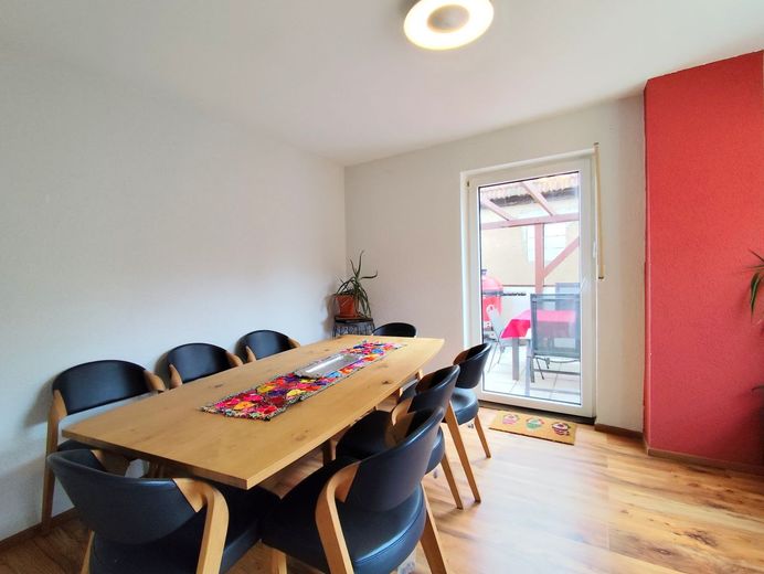 Ihre Wohlfühloase in Bischberg: Modernisiertes Platzwunder, Kaminzauber und XXL-Terrasse! – OG Esszimmer