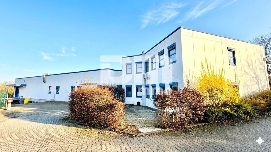 Vielseitiger Gewerbekomplex Halle + Büro / Freifläche - Top Infrastruktur direkt am A44 / A49 Kreuz – Rückansicht Zufahrt 2 Halle / Terrasse Büro