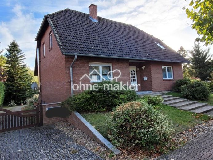 Familienfreundliches Einfamilienhaus mit Doppelgarage und großem Grundstück in Kusey – Foto 1
