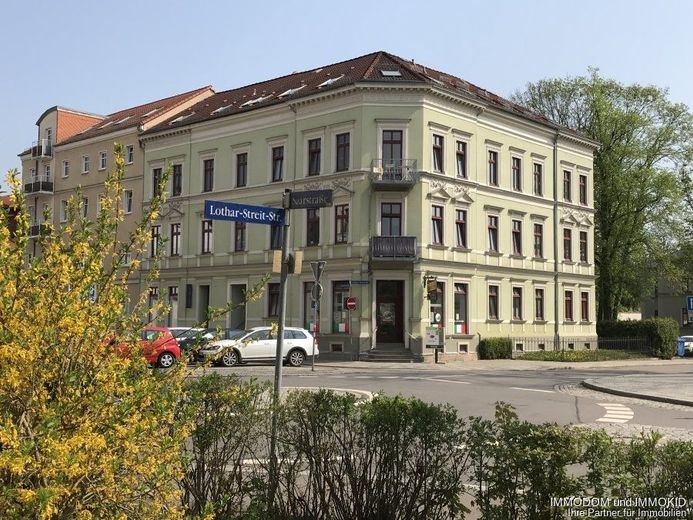 3-Zimmer-Dachgeschoss Wohnung mit BALKON, PKW-Stellplatz und offener Küche im Wohnzimmer zu vermieten! – Hausansicht