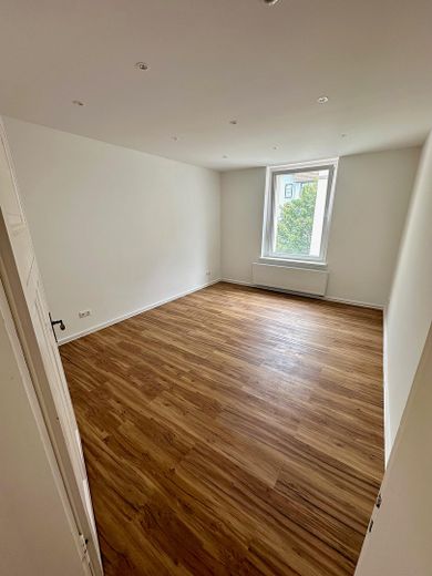 Lichtdurchflutete Altbauwohnung mit Einbauküche und Loggia - Erstbezug nach Sanierung – Zimmer 2