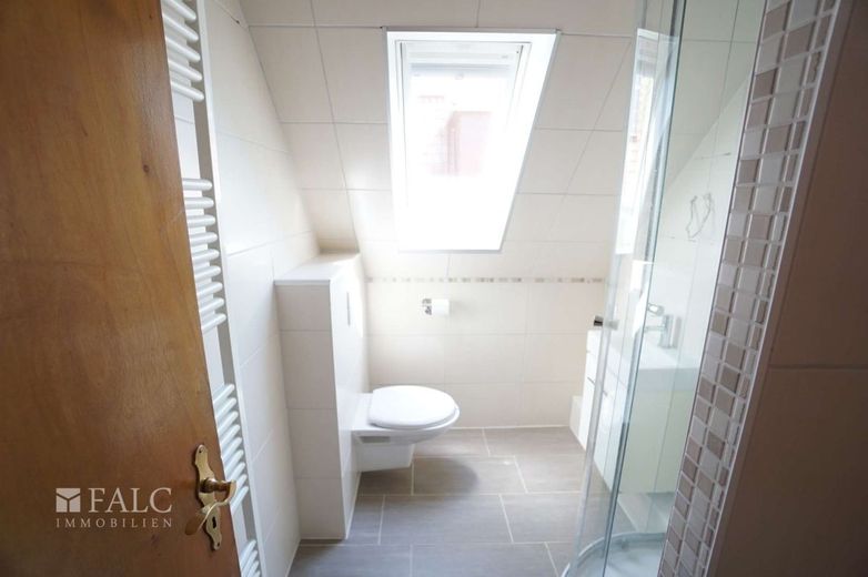 Familienhaus in ansprechender Lage (UKS) zu verkaufen! – Badezimmer DG