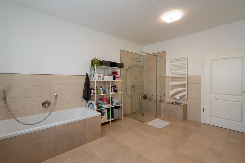 Haus mit viel Wohnraum – Foto 10
