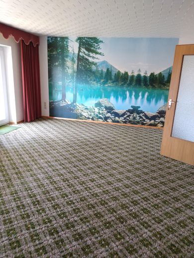 Vielseitig nutzbares Zweifamilienhaus mit unverbaubarer Aussicht – Wohnzimmer Untergeschoß