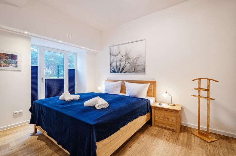 Modernisierte Ferienwohnung in Prora, 100 m zur Ostsee, zwei Terrassen -provisionsfrei- – Schlafzimmer mit Doppelbett