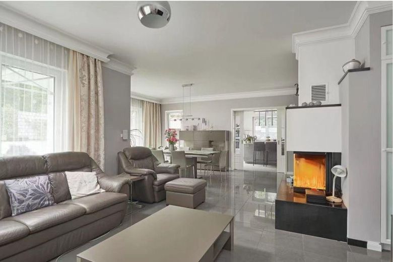 Einzigartige Villa in Berlin-Biesdorf mit 6 Zimmer plus Garten und Pool – Wohnzimmer