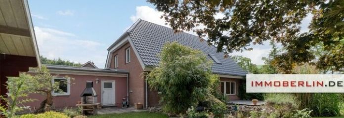 IMMOBERLIN.DE - Adrettes Haus mit Südwestgarten & Doppelgarage in ländlicher Lage