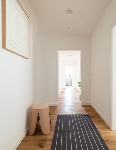 Gotowe do zamieszkania mieszkanie po remoncie: 4 pokoje, balkon i widok na zamek w centrum Königstein – Flur