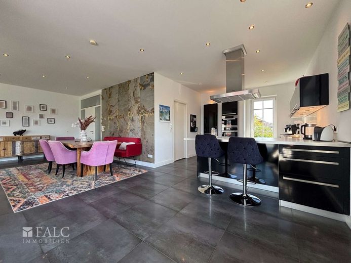 Moderne 3 -Zimmer-Wohnung mit Smart-Home, Dachterrasse &amp; hochwertiger Ausstattung – Wohnzimmer
