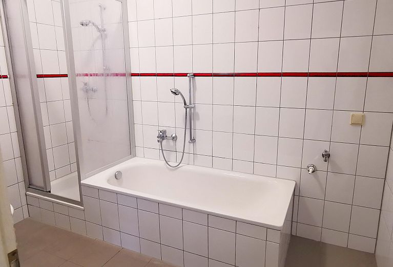 Bad mit Dusche und Badewanne