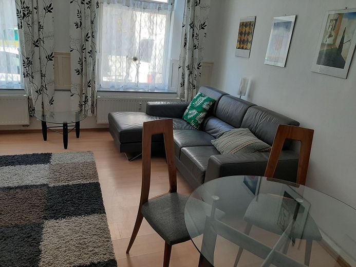 Appartamento di 2 locali parzialmente arredato, ca. 60 m² al piano terra con cucina soggiorno e spazio esterno – Wohnbereich