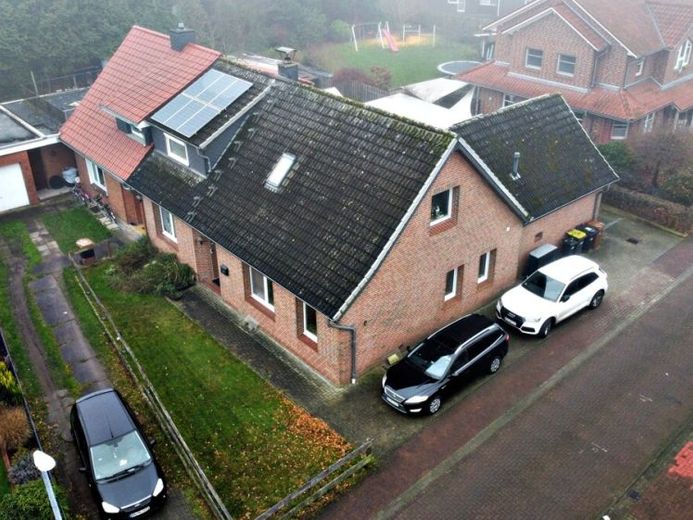 Energieeffiziente DHH mit PV, neuer Wärmepumpe & wasserführendem Kamin in Bestlage – Foto 1