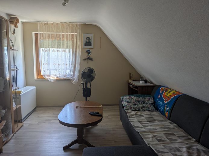 Einfamilienhaus mit Einliegerwohnung und idyllischem Garten in toller Lage, provisionsfrei – Wohnzimmer DG
