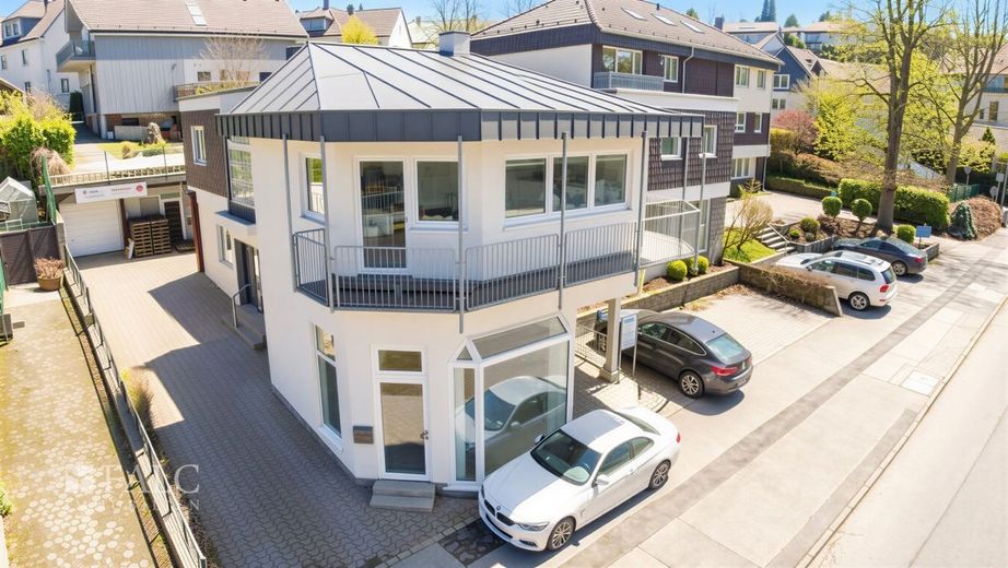 Spannender Bungalow mit Gewerbehalle und Zahnarztpraxis im wunderschönen Wipperfürth – Außenansicht