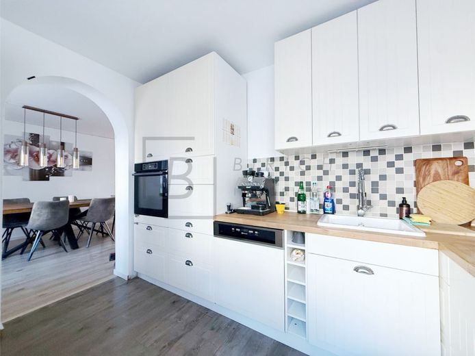 Immediately available: Well-maintained 4.5-room apartment with garage, balcony &amp; elevator – Küche