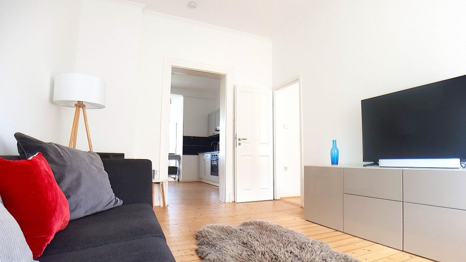 ERSTBEZUG: VOLLMÖBLIERTE 3-RAUM- GRÜNDERZEIT-SMARTHOMES IN CITY- BESTLAGE – WE 5: Wohnzimmer