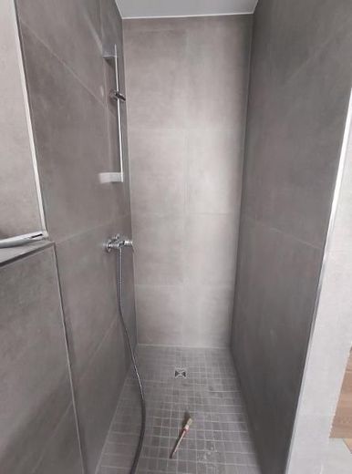 Reihenmittelhaus mit Garten, Garage und zusätzlichem Stellplatz – Bad mit Badewanne und Dusche Bild 7