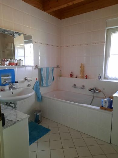Splendida casa bifamiliare con vista sul lago – Badezimmer EG
