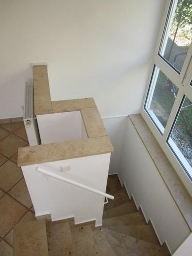 Abitare come in una casa propria – Abgang mit gr. Fenstern