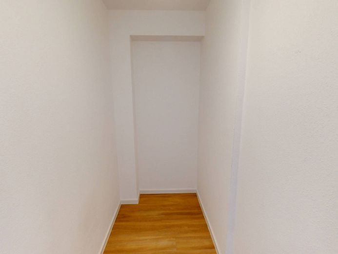Modern wonen: lichtrijk nieuwbouwappartement met 3 kamers, balkon en inbouwkeuken – Abstellraum