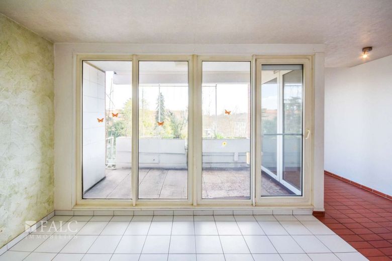 Stilvolle Maisonette mit Balkon, TG-Stellplatz &amp; Aufzug – Essbereich + Balkon mit Ausblick auf die Busbahnhof