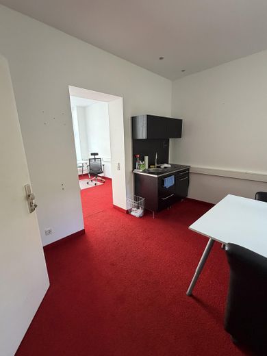 Effizient nutzbare Bürofläche / Atelier mit 80 m² (teilbar) in Krefeld – Büro vorne - Durchgang
