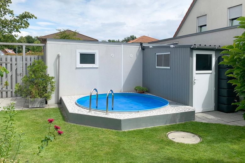 Pool und Schuppen