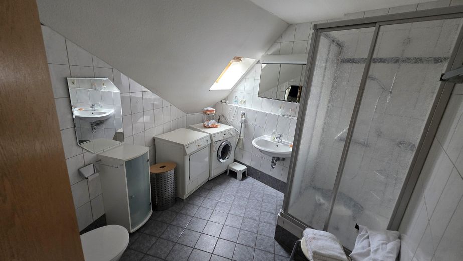 Luminoso apartamento de 3 habitaciones en el ático, 90 m², balcón, ascensor y cocina equipada – Spelle-Mitte, disponible a partir de octubre – Duschbad mit WC