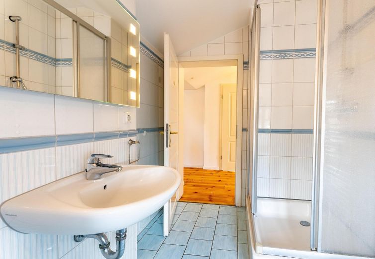 PROVISIONSFREI: Denkmal-Villa & 5 FEWOs | Rendite, Eigennutz o. Baupotenzial auf 1.203 m² – Bad Wohnung 3 OG