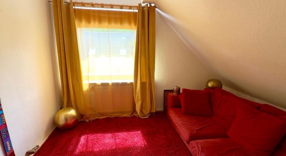 Freistehendes Einfamilienhaus mit Photovoltaikanlage auf sonnigem Grundstück in Berlin-Wittenau – weiteres Zimmer im DG