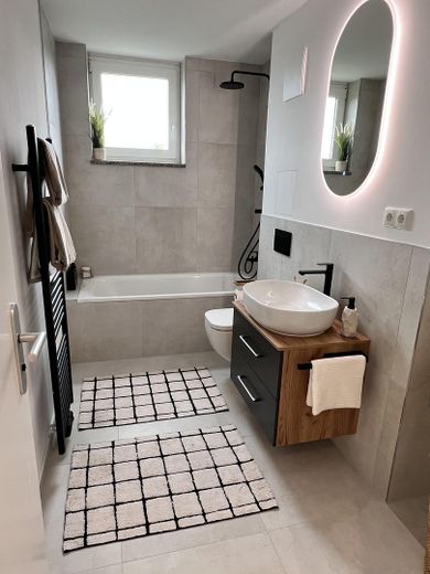 Modernes Bad mit Wanne