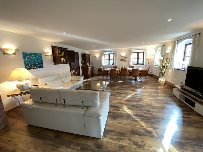 Eşsiz, komisyonsuz! Konut/lifestyle malikanesi, 3 daire, yaklaşık 480m² kullanım alanı, 800m² depo alanı, 7000 m² arsa – Wohnbereich EG
