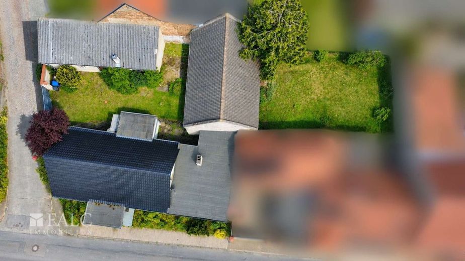 Historisches Hofensemble mit Wohnhaus, Scheune, Garten und Entwicklungspotenzial – Vogelperspektive Grundstück
